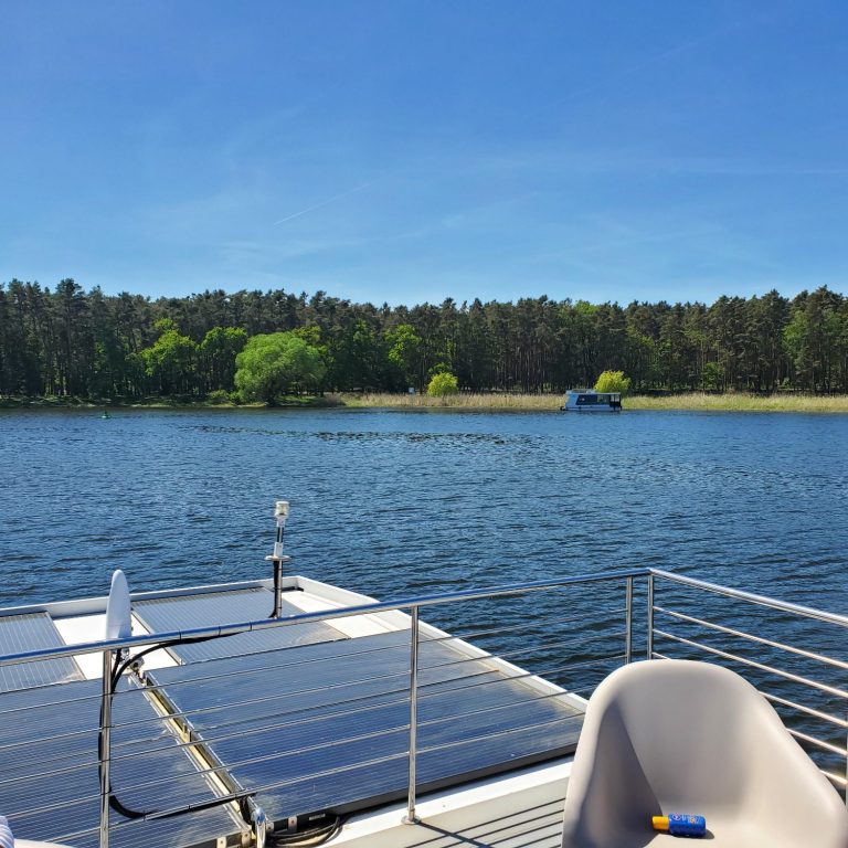 Zwei Hausboote auf der ruhigen Havel